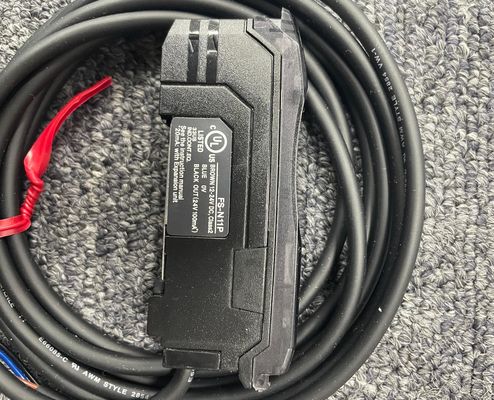 Цифровой оптоволоконный датчик KEYENCE FS-N11P с выходом PNP Тип кабеля основного блока